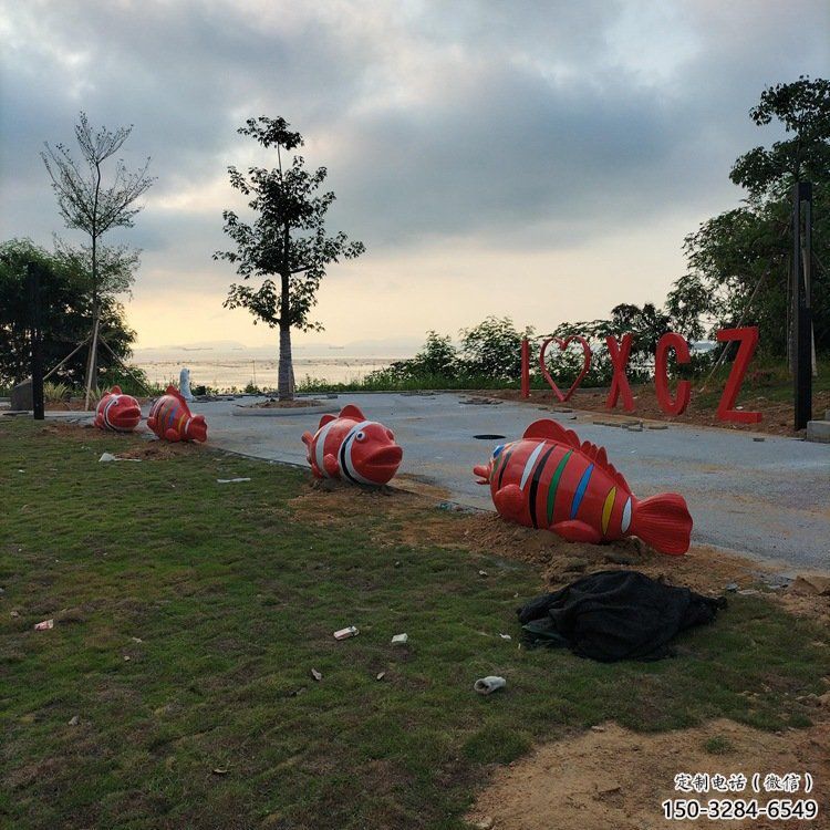街道坐凳雕塑 現(xiàn)代景觀擺件 彩繪雕塑 街道坐凳雕塑 現(xiàn)代景觀擺件 彩繪雕塑