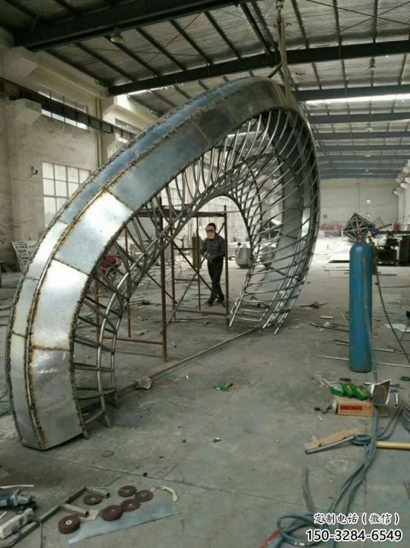 鏤空半圓門頭雕塑，不銹鋼結(jié)構(gòu)大門雕塑制作