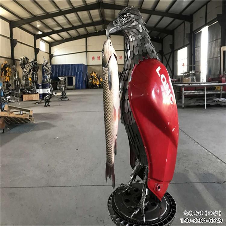 鐵藝機(jī)甲鳥釣魚雕塑 鐵藝機(jī)甲鳥釣魚雕塑