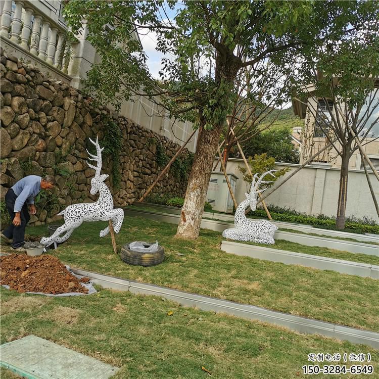 美陳小鹿雕塑供應,城區(qū)小品,鏤空小鹿雕塑制造商 美陳小鹿雕塑供應,城區(qū)小品,鏤空小鹿雕塑制造商