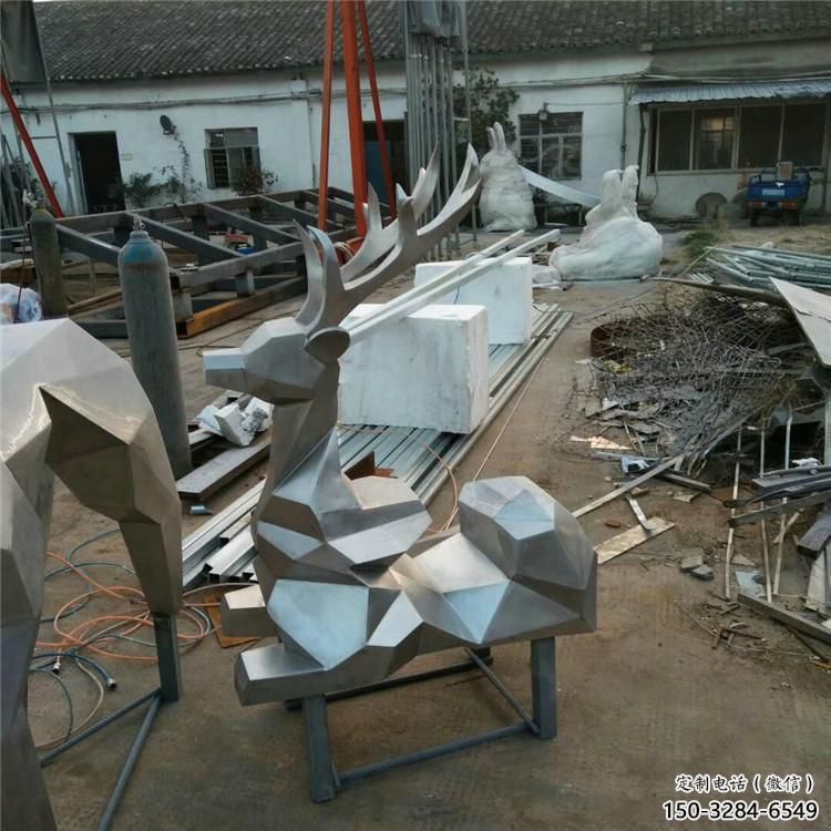 公園小鹿雕塑定做,小區擺件,鏡面切面小鹿雕塑制作 公園小鹿雕塑定做,小區擺件,鏡面切面小鹿雕塑制作