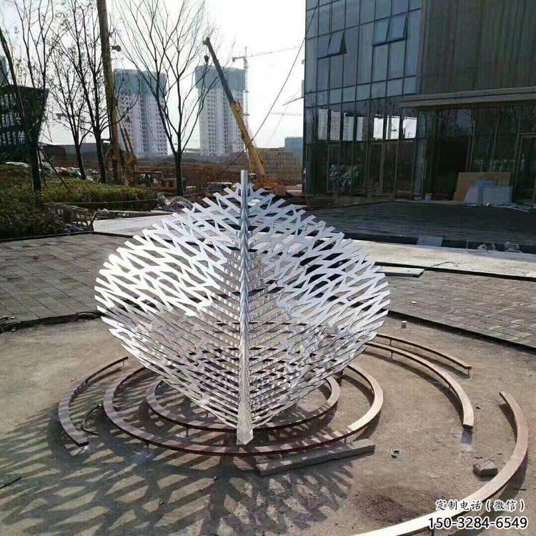 鏤空樹葉雕塑選用，陸地擺件，鐵藝樹葉雕塑加工廠家
