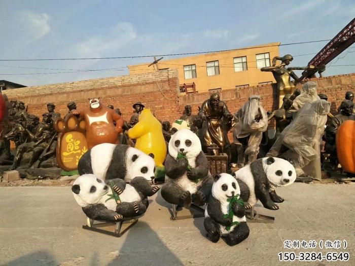 金屬熊貓雕塑制作，陸地擺件，仿真熊貓雕塑制造商