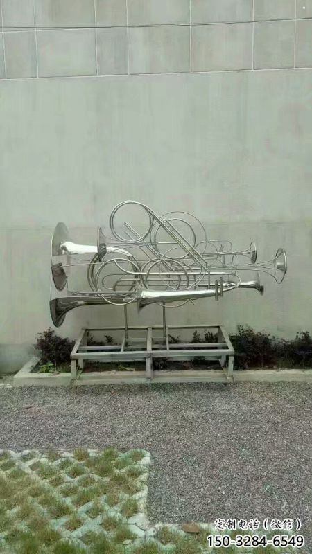 鏤空沖鋒號(hào)雕塑
