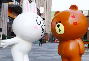 湟源步行街布朗熊雕塑，玻璃鋼動物雕塑，卡通方式